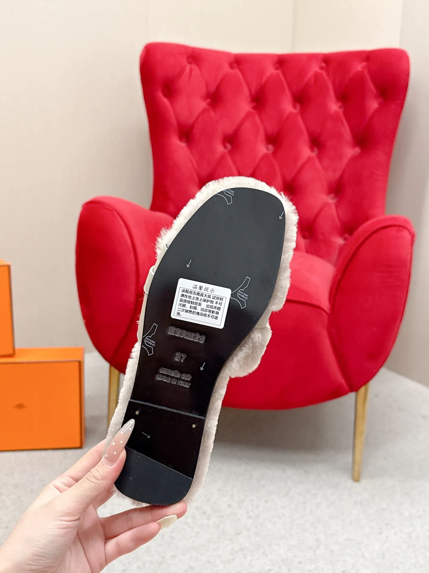 👟👟Ex-factory price 480👟👟 Hermes 🐎25/ Latest Autumn and Winter fur one-piece fur slippers KeIIy locks are embellished on the uppers with palladium plating to reflect low-key light. This year’s fabrics are made of lamb wool, which is fluffy and cute. It feels like stepping on clouds. Wear it barefoot or with socks, it is very fashionable 🎁 Paired with suit pants, it is an invisible shirt in the workplace. Echoing the knitted skirt, it has become a standard accessory for lazy afternoons. Pair it with jeans for a more casual style. ✔️Fabric: wool ✔️Inner lining: imported lamb wool ✔️Sole: original leather sole ✔️Size: #35-42 (customized at 40.41.42)
